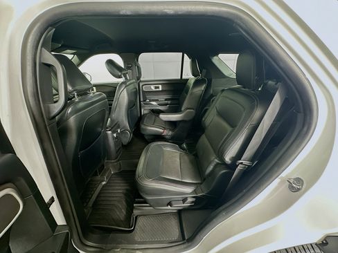Used 2020 Ford Explorer XLT image 28