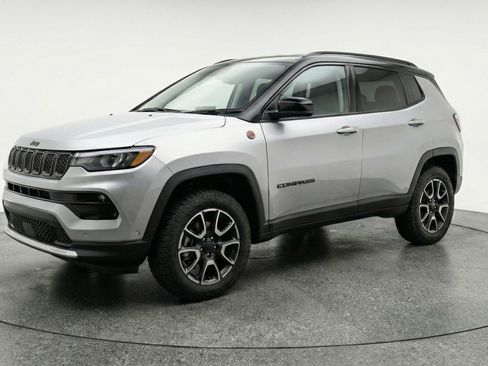 Used 2025 Jeep Compass Trailhawk AWD/4WD image 3