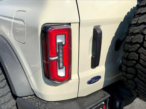 Used 2025 Ford Bronco Outer Banks AWD/4WD image 11