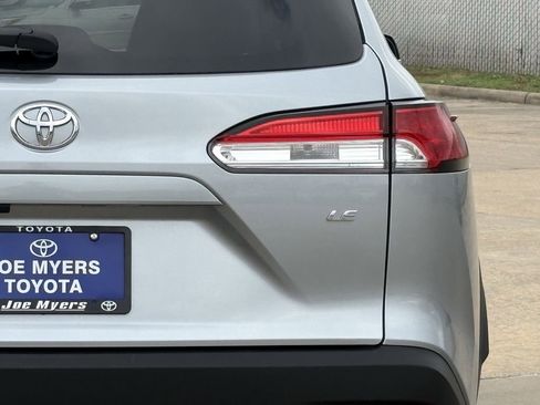 Used 2025 Toyota Corolla Cross LE image 9