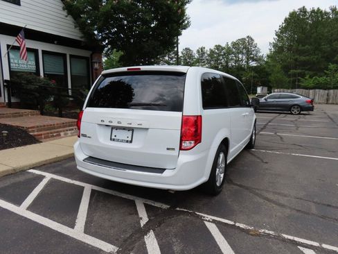 Used 2018 Dodge Grand Caravan SE FWD image 7