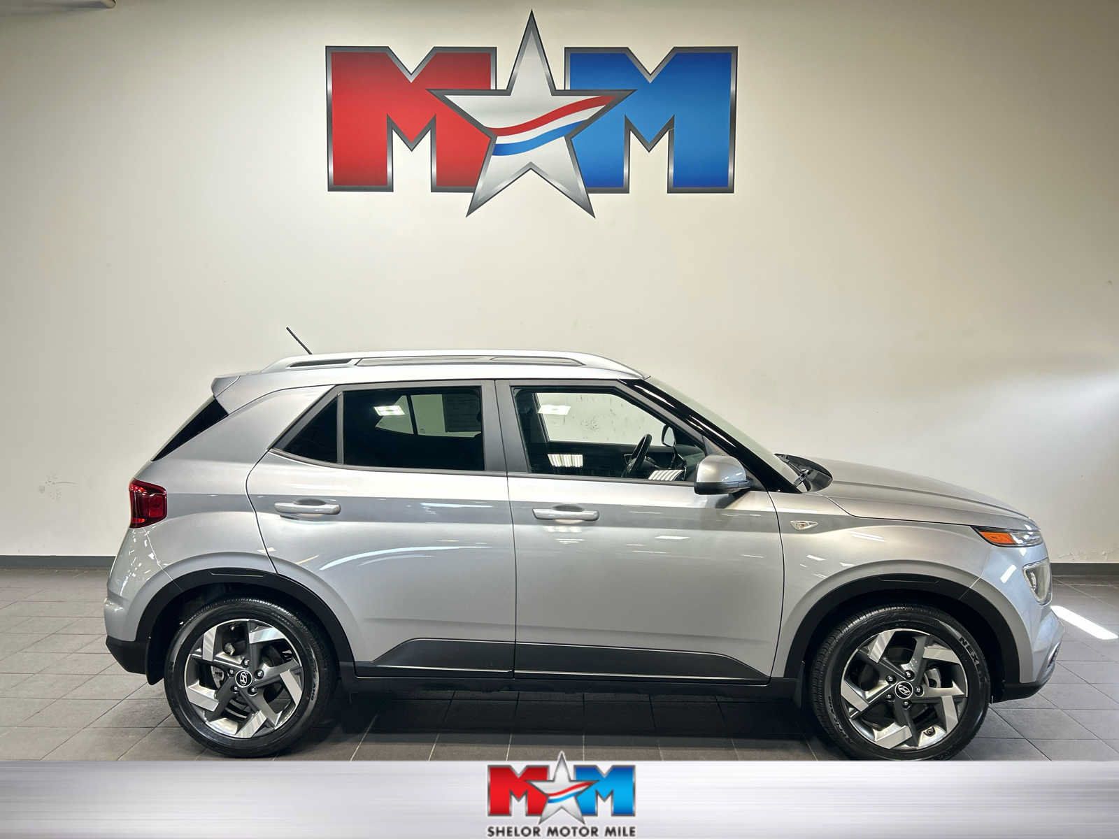 Used 2023 Hyundai Venue SEL FWD image 1