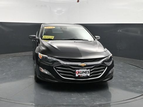 Used 2025 Chevrolet Malibu LT FWD image 2