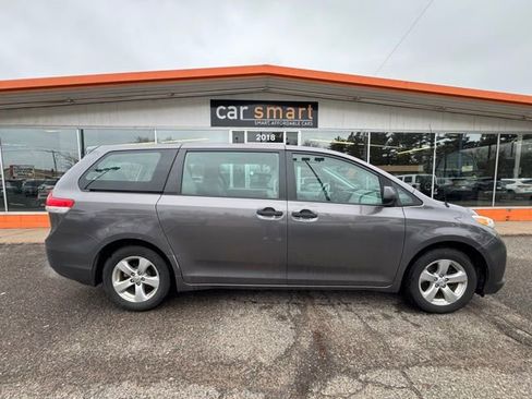 Used 2014 Toyota Sienna L image 8