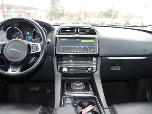 Used 2020 Jaguar F-PACE Prestige image 10