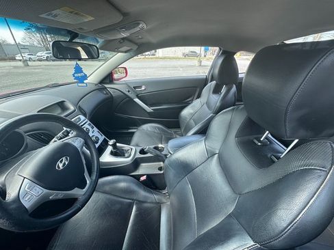 Used 2010 Hyundai Genesis 3.8 image 3