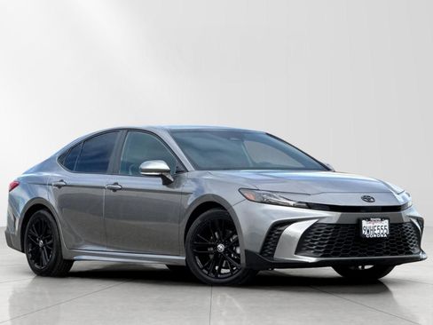 Used 2026 Toyota Camry SE w/ Convenience Package image 1