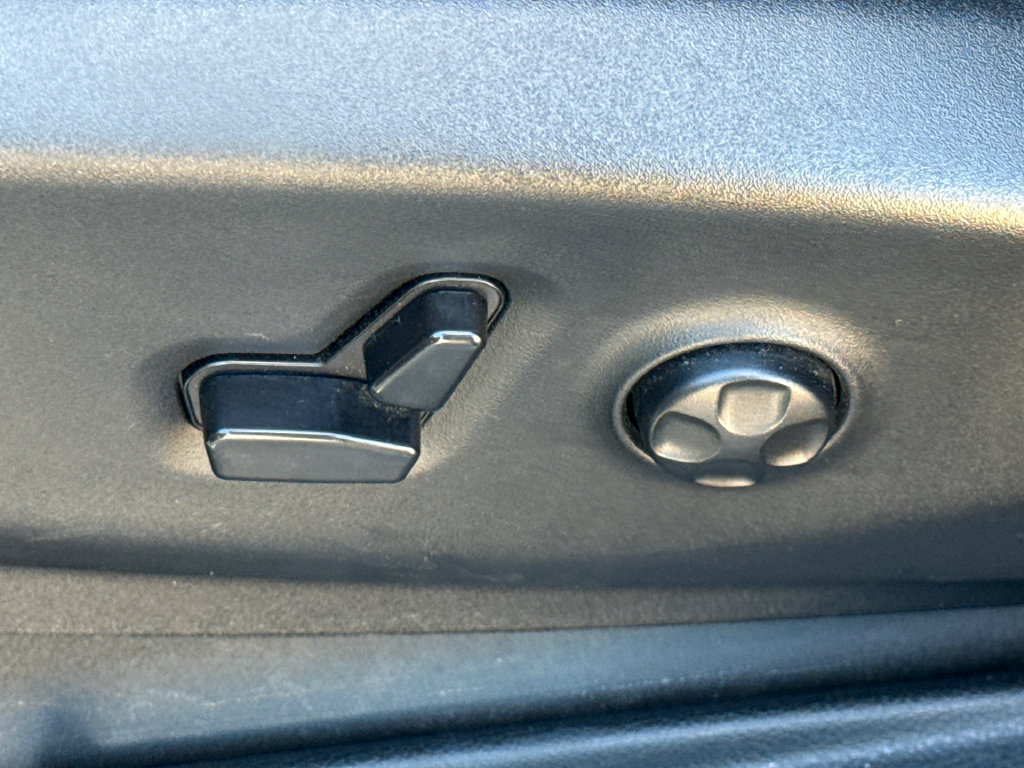 Used 2025 Chrysler Pacifica Limited FWD image 21