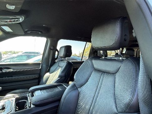 Used 2023 Jeep Wagoneer L Series II image 12