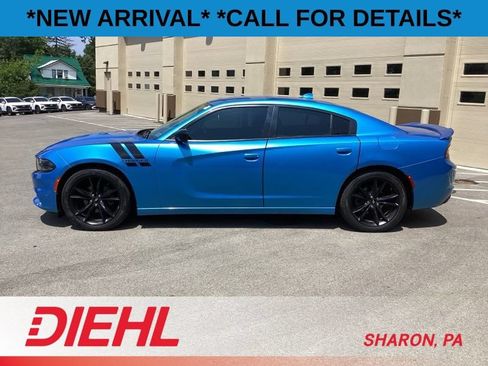Used 2018 Dodge Charger SXT w/ Blacktop Package RWD image 4