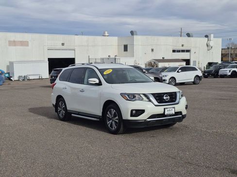 Used 2020 Nissan Pathfinder SV image 2