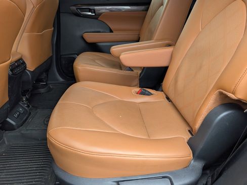 Used 2024 Toyota Highlander Platinum image 8