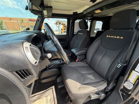 Used 2016 Jeep Wrangler Unlimited Sahara w/ Connectivity Group AWD/4WD image 11