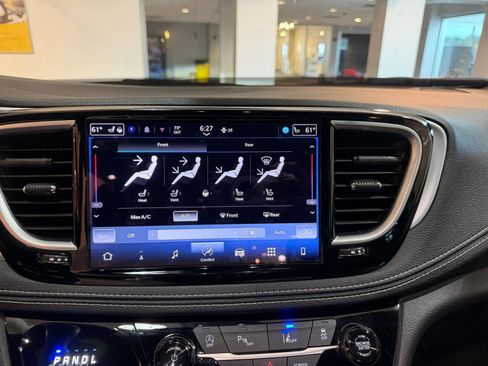 Used 2025 Chrysler Pacifica Limited FWD image 20