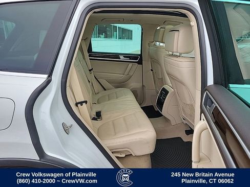 Used 2016 Volkswagen Touareg VR6 image 16