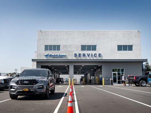 Used 2023 Chevrolet Suburban Premier image 31