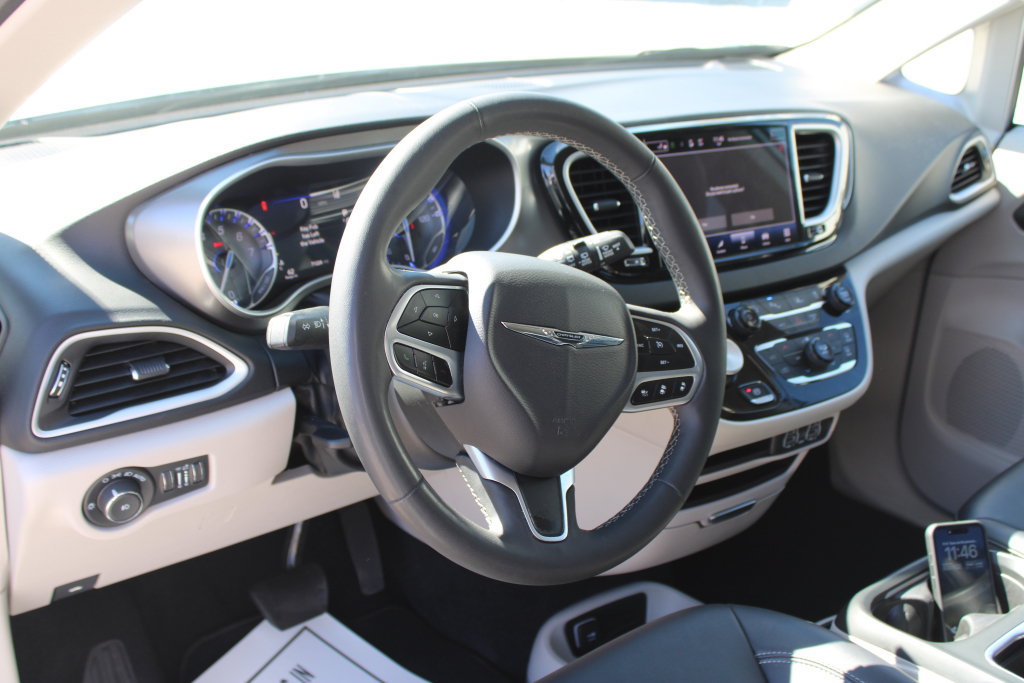 Used 2024 Chrysler Pacifica Touring-L FWD image 31
