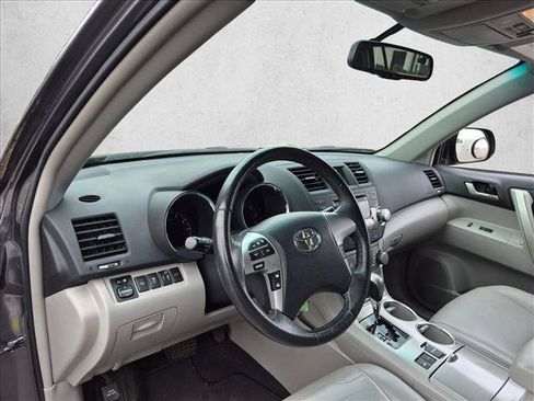 Used 2012 Toyota Highlander SE w/ Tow Pkg AWD/4WD image 9