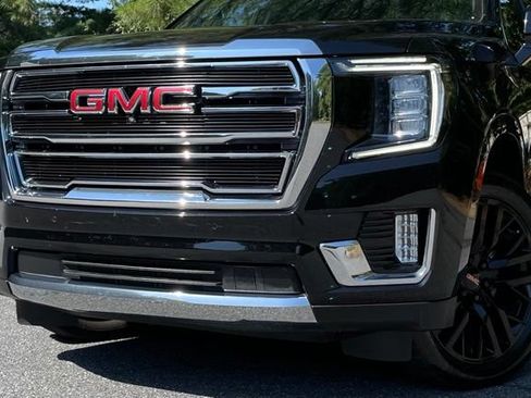 Used 2022 GMC Yukon XL SLT w/ SLT Premium Package AWD/4WD image 3