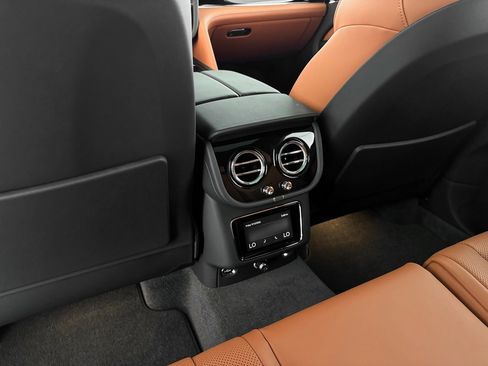 Used 2025 Bentley Bentayga image 28
