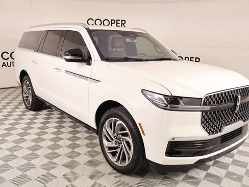 Used 2025 Lincoln Navigator L Reserve AWD/4WD image 1