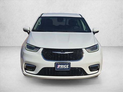 Used 2023 Chrysler Pacifica Touring-L FWD image 2