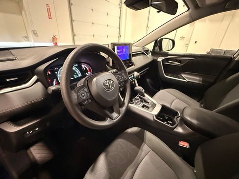 Used 2025 Toyota RAV4 XLE AWD/4WD image 17