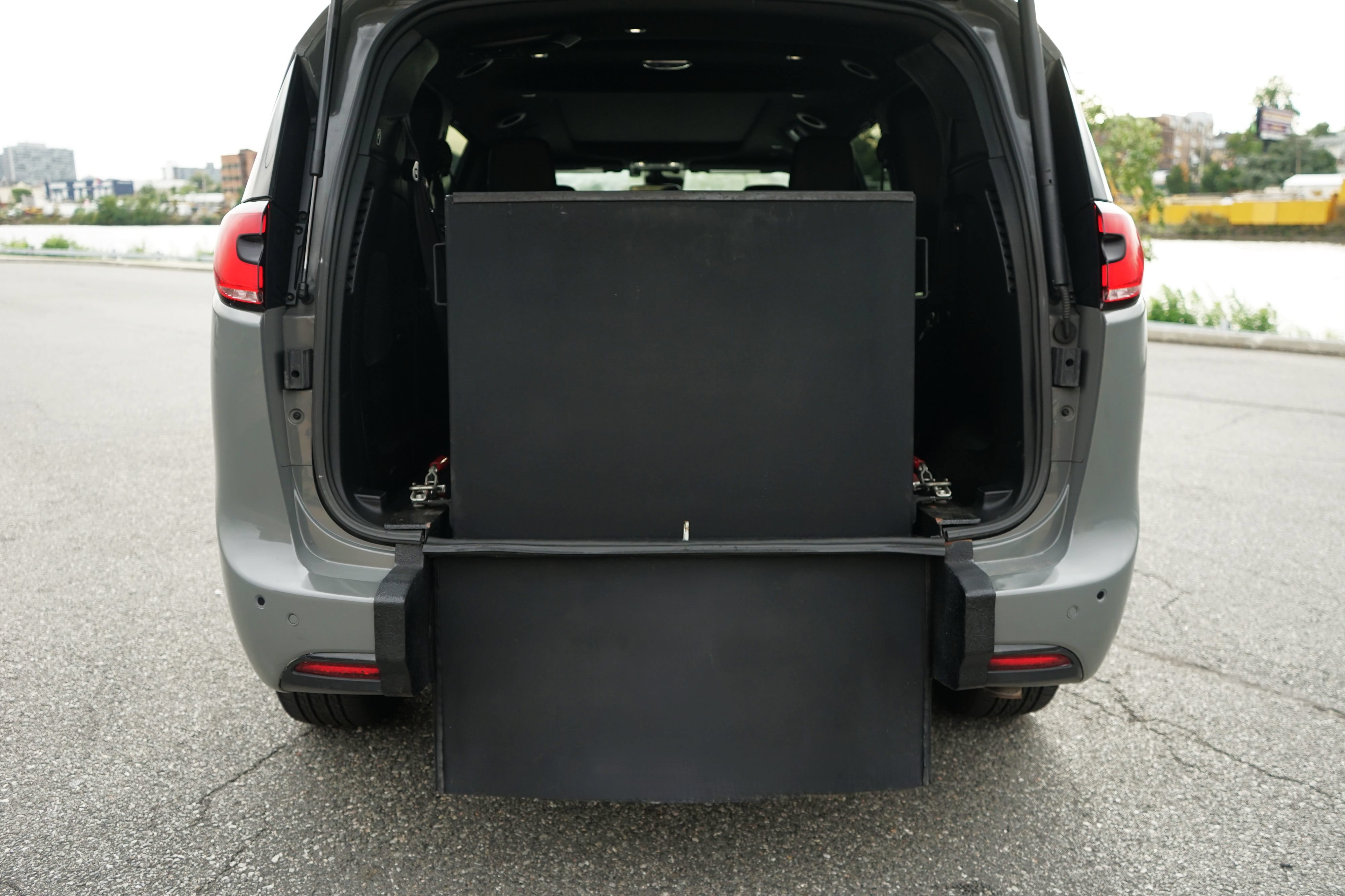 Used 2021 Chrysler Pacifica Touring-L w/ Uconnect Theater Family Group FWD image 39