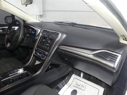 Used 2017 Ford Fusion SE w/ Fusion SE Technology Package image 27
