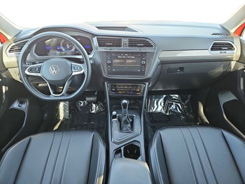 Used 2024 Volkswagen Tiguan SE w/ Panoramic Sunroof Package image 9