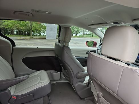 Used 2018 Chrysler Pacifica Touring-L FWD image 18