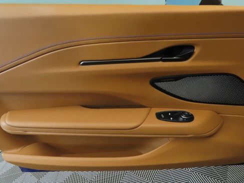 Used 2025 Aston Martin V8 Vantage Coupe image 23