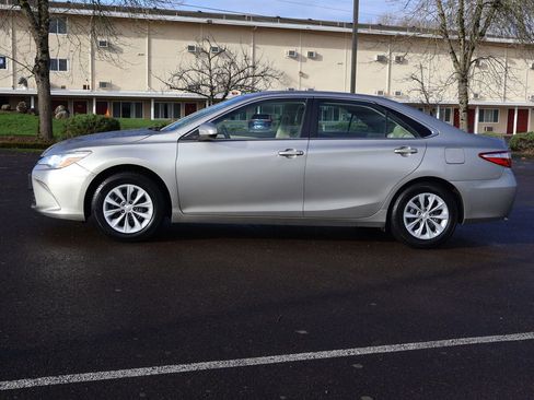 Used 2016 Toyota Camry LE image 3