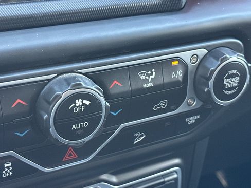 Used 2018 Jeep Wrangler Unlimited Rubicon AWD/4WD image 28