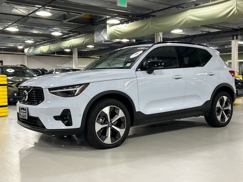 Certified 2026 Volvo XC40 B5 Plus AWD/4WD image 5