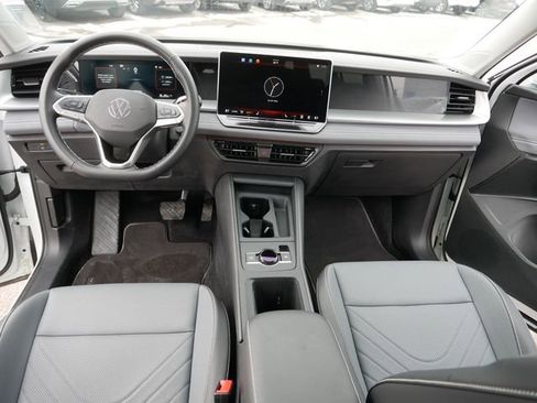 Used 2025 Volkswagen Tiguan SE image 22