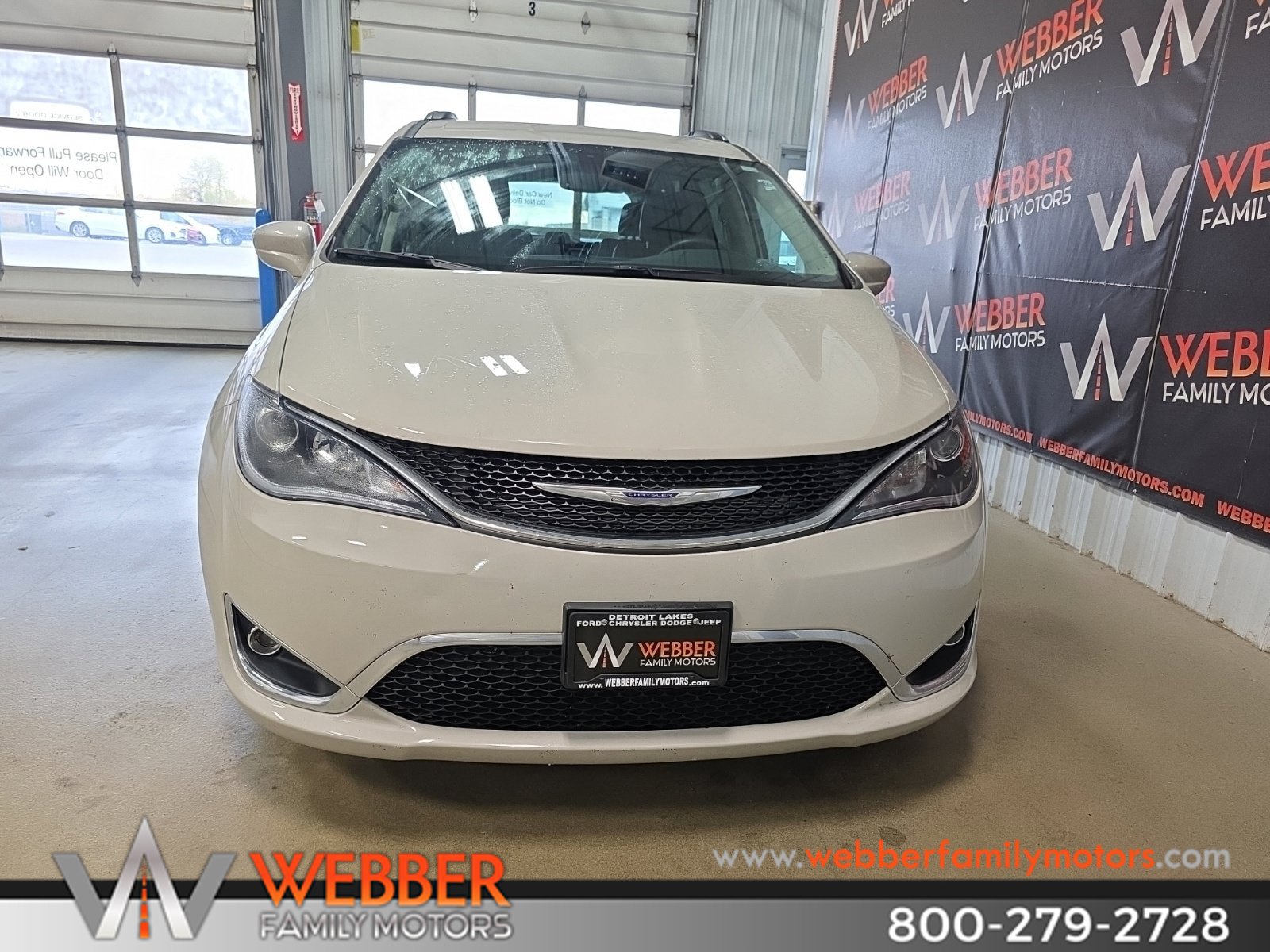 Used 2020 Chrysler Pacifica Touring-L FWD image 2
