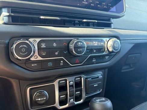 Used 2025 Jeep Wrangler Unlimited Sahara AWD/4WD image 22
