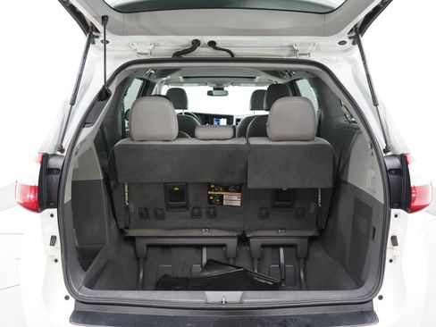 Used 2019 Toyota Sienna XLE w/ XLE Navigation Package AWD/4WD image 19