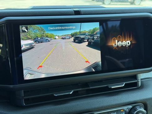 Used 2024 Jeep Gladiator Sport AWD/4WD image 25