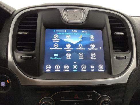 Used 2018 Chrysler 300 Touring RWD image 25