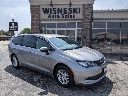 Used 2017 Chrysler Pacifica Touring FWD image 1