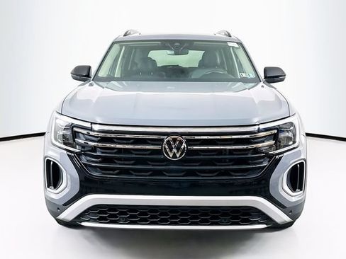 Used 2025 Volkswagen Atlas Peak Edition SE AWD/4WD image 2