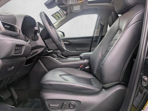 Used 2023 Toyota Highlander XLE image 19