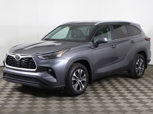 Used 2024 Toyota Highlander XLE AWD/4WD image 9