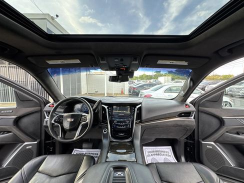 Used 2018 Cadillac Escalade Platinum AWD/4WD image 15