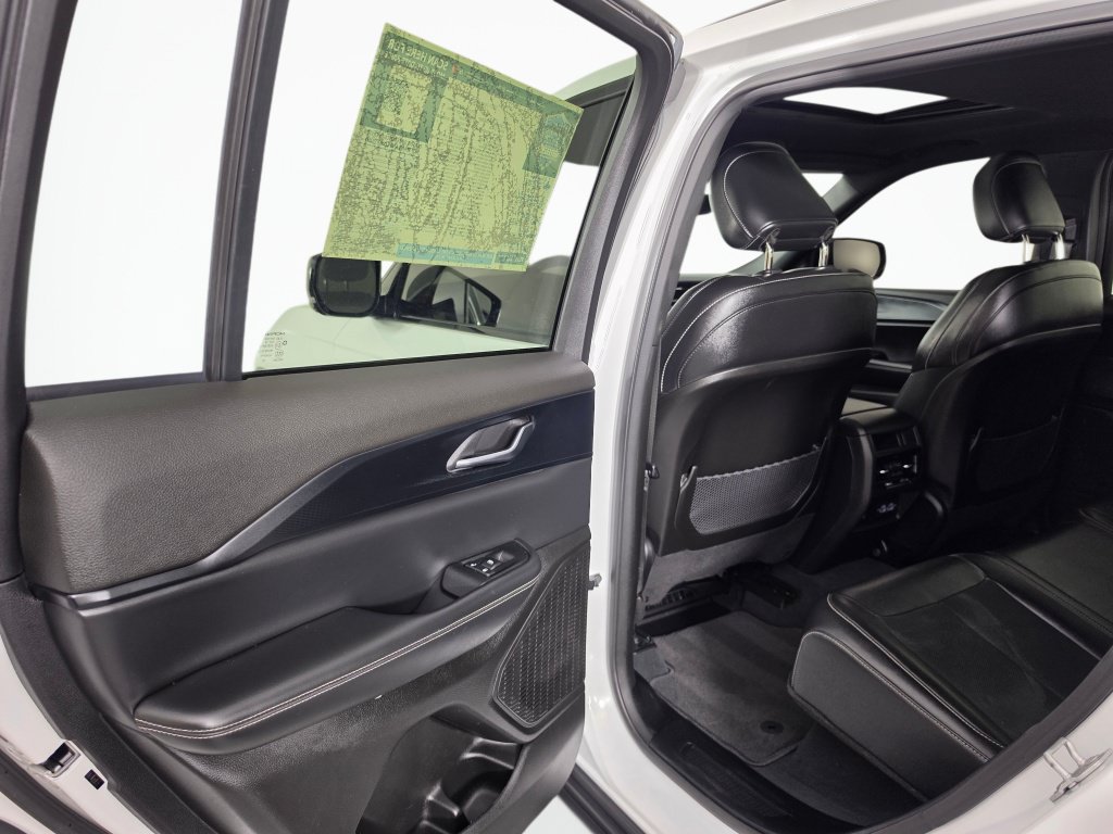Used 2023 Jeep Grand Cherokee Altitude AWD/4WD image 31