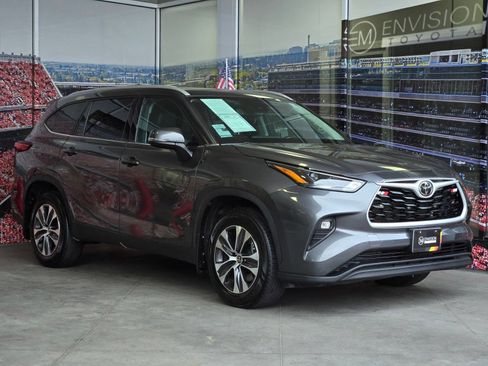 Used 2022 Toyota Highlander XLE AWD/4WD image 1
