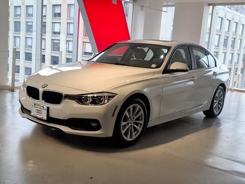 Used 2018 BMW 320i xDrive Sedan w/ Convenience Package image 1