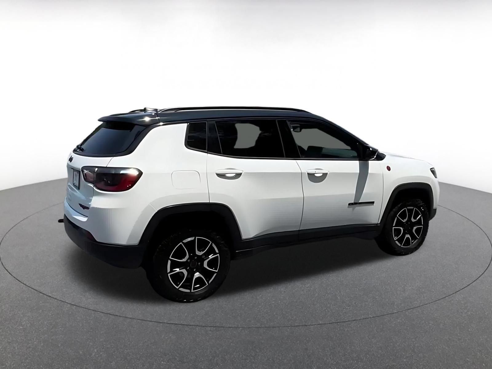 Used 2025 Jeep Compass Trailhawk AWD/4WD image 13